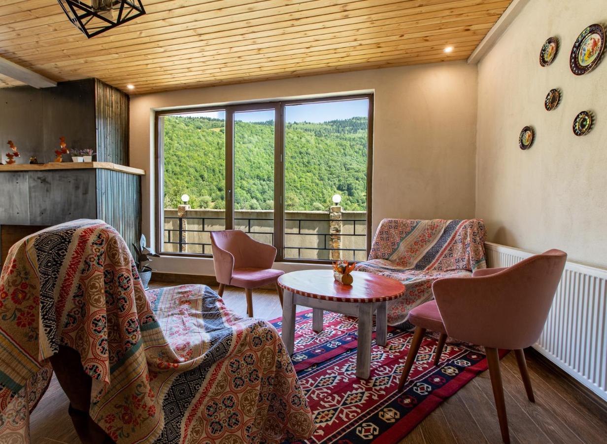 Anne'S Hotel In Mestia Zewnętrze zdjęcie