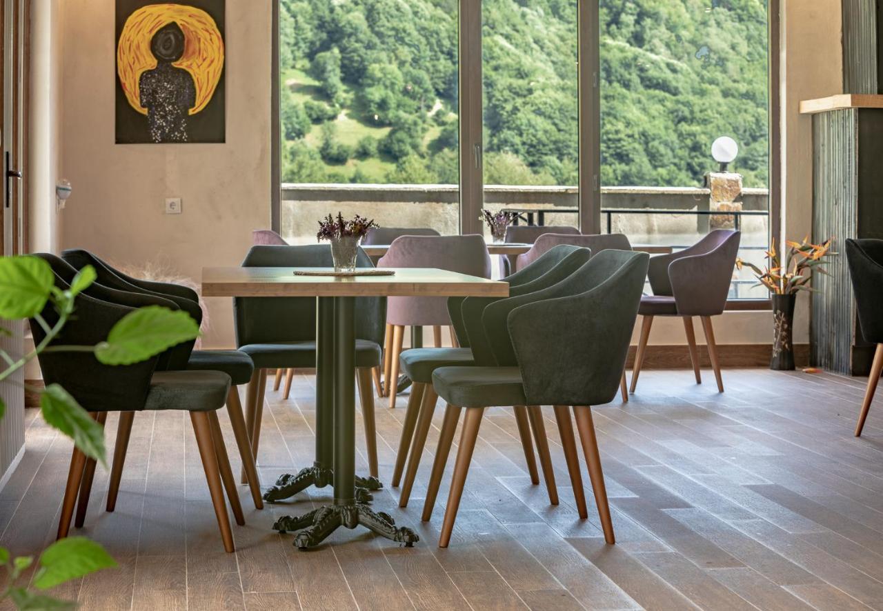 Anne'S Hotel In Mestia Zewnętrze zdjęcie