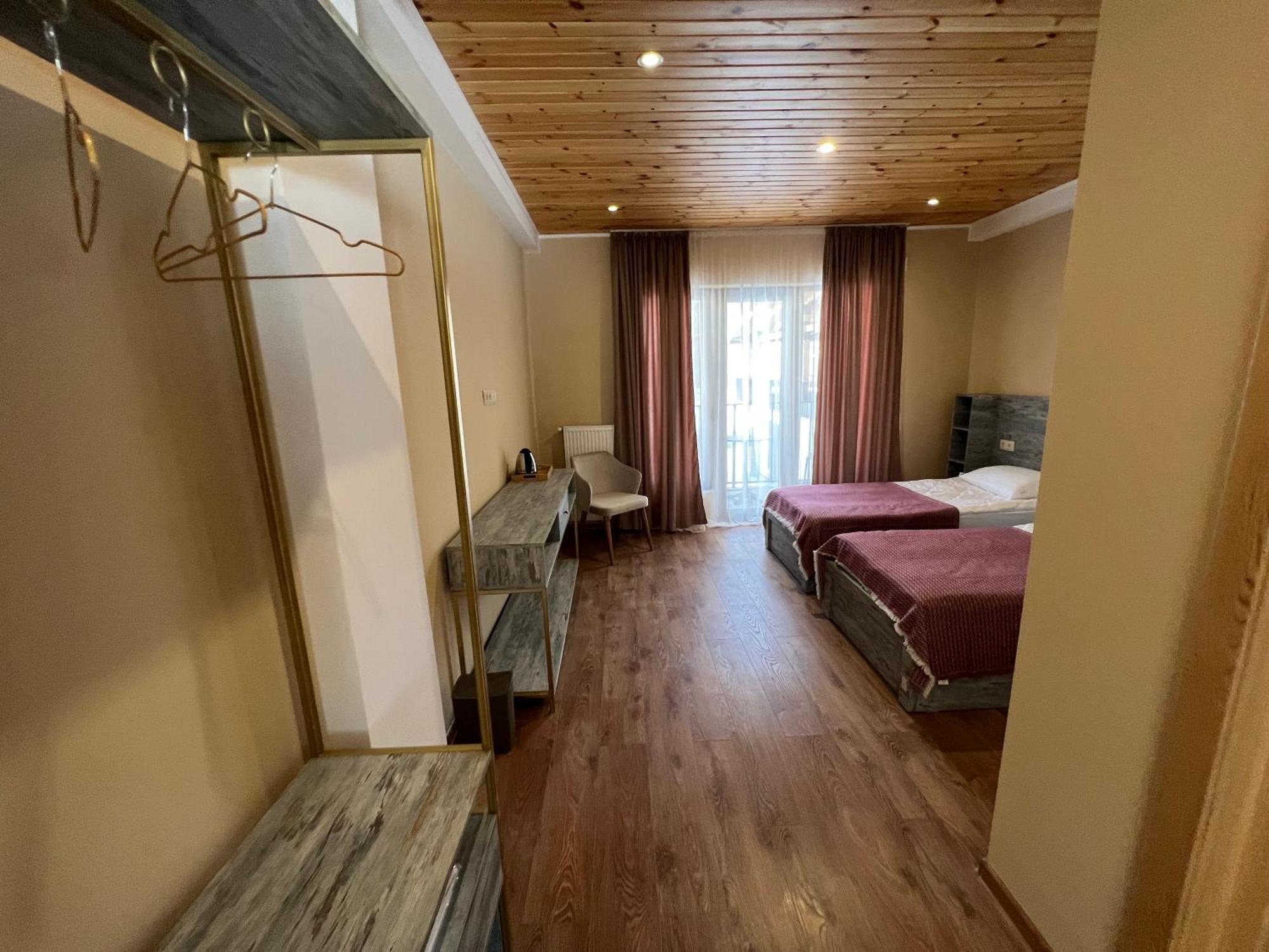 Anne'S Hotel In Mestia Zewnętrze zdjęcie