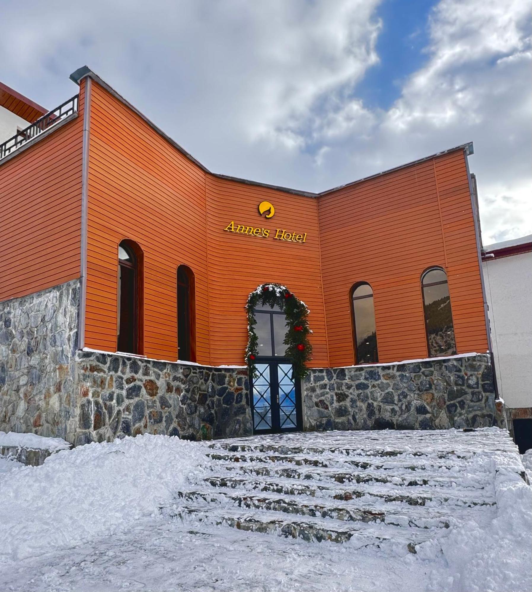 Anne'S Hotel In Mestia Zewnętrze zdjęcie